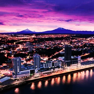 Puerto Montt de noche, foto editada Turismo en el Sur de Chile